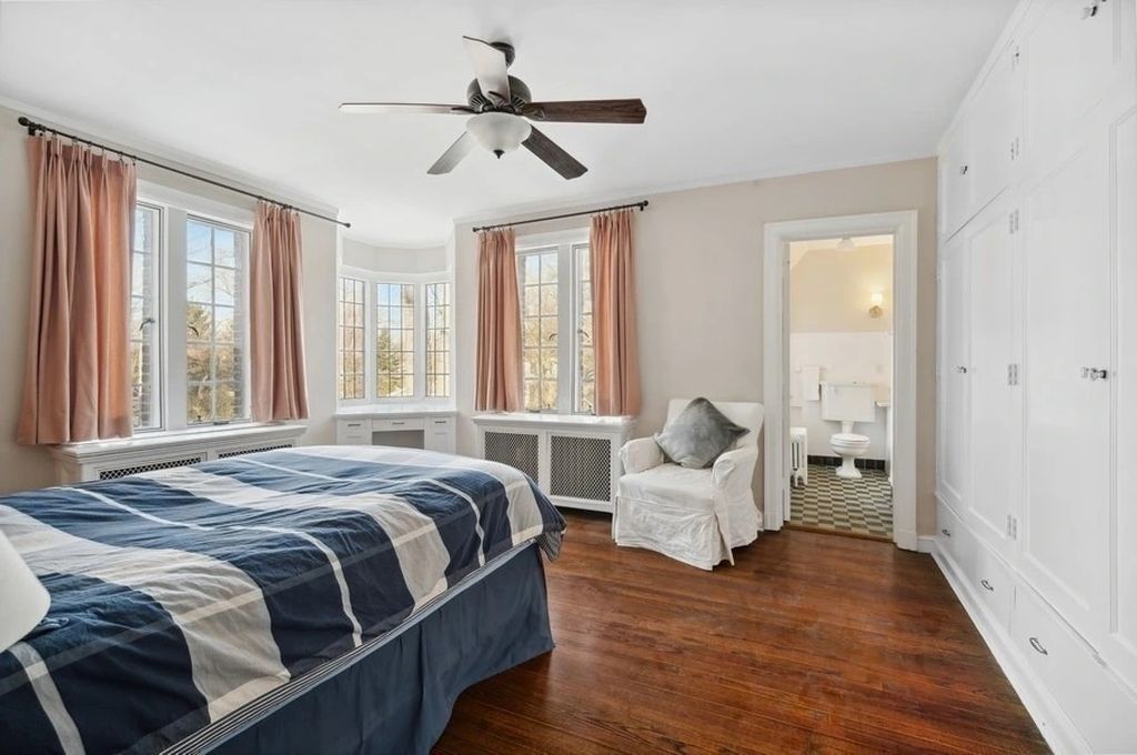 The House in Kenilworth is a distinguished home with a stately circular drive boasts an extra large lot...over a half acre, now available for sale. This home located at 355 Kenilworth Ave, Kenilworth, Illinois