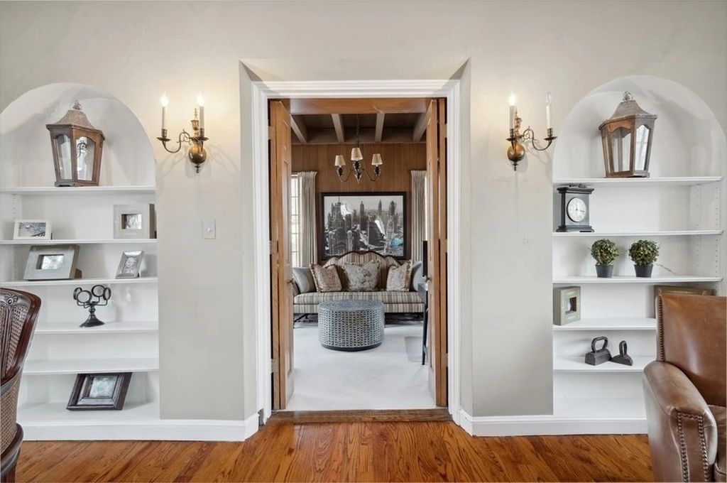 The House in Kenilworth is a distinguished home with a stately circular drive boasts an extra large lot...over a half acre, now available for sale. This home located at 355 Kenilworth Ave, Kenilworth, Illinois