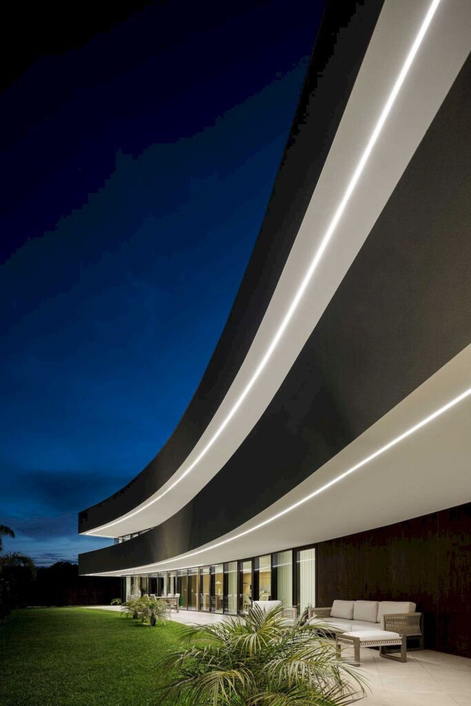 Curved House Peaceful Pure white block by FRARI architecture network 5