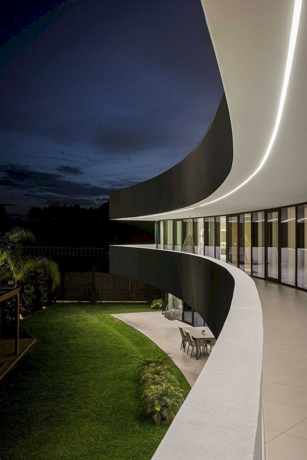 Casa 109, Peaceful Pure white block by FRARI - architecture network