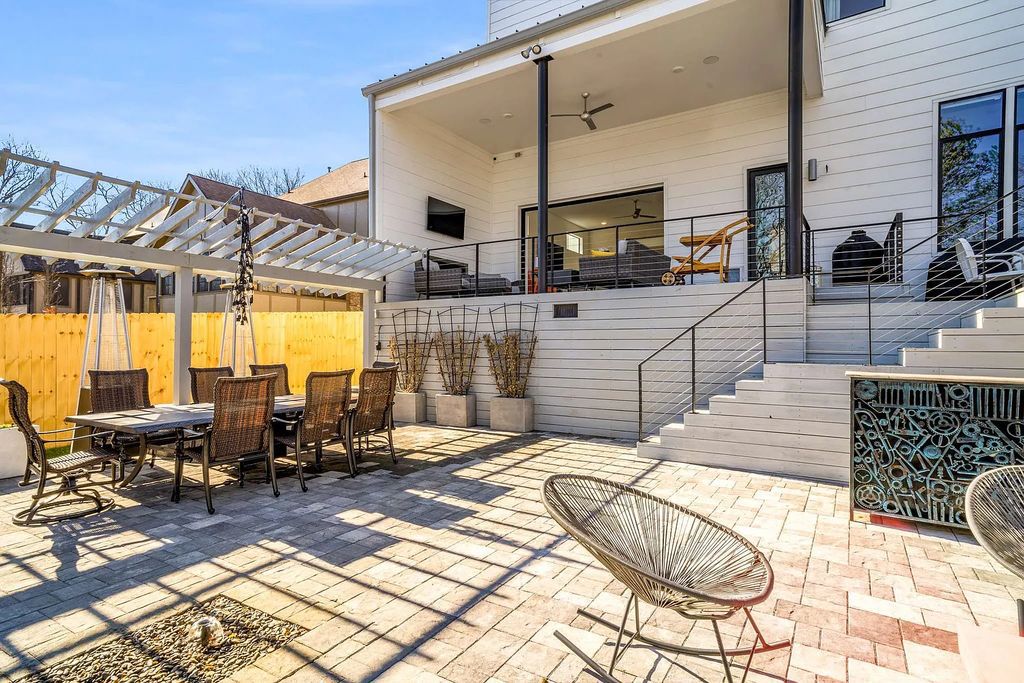 The Estate in Nashville is a luxurious home having all amenities and more, especially a newly built amazing outdoor living space with bar/dining area now available for sale. This home located at 4506B Belmont Park Ter, Nashville, Tennessee; offering 05 bedrooms and 04 bathrooms with 4,074 square feet of living spaces.