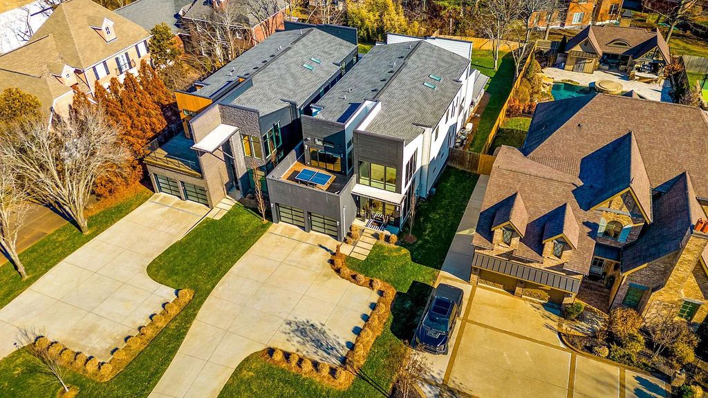 The Estate in Nashville is a luxurious home having all amenities and more, especially a newly built amazing outdoor living space with bar/dining area now available for sale. This home located at 4506B Belmont Park Ter, Nashville, Tennessee; offering 05 bedrooms and 04 bathrooms with 4,074 square feet of living spaces.