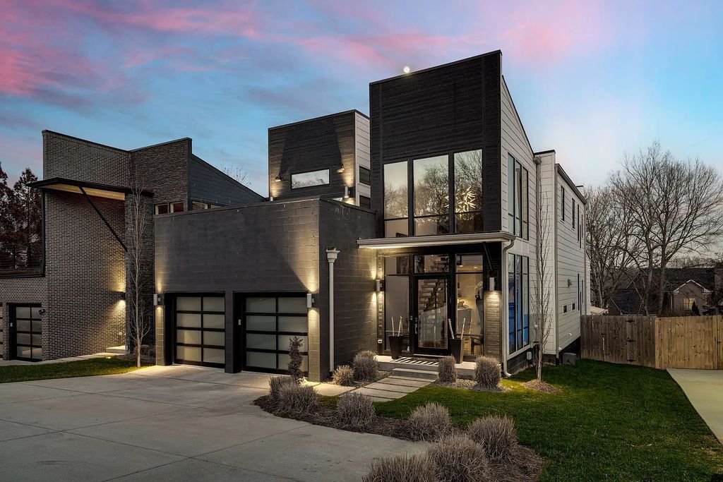 The Estate in Nashville is a luxurious home having all amenities and more, especially a newly built amazing outdoor living space with bar/dining area now available for sale. This home located at 4506B Belmont Park Ter, Nashville, Tennessee; offering 05 bedrooms and 04 bathrooms with 4,074 square feet of living spaces.