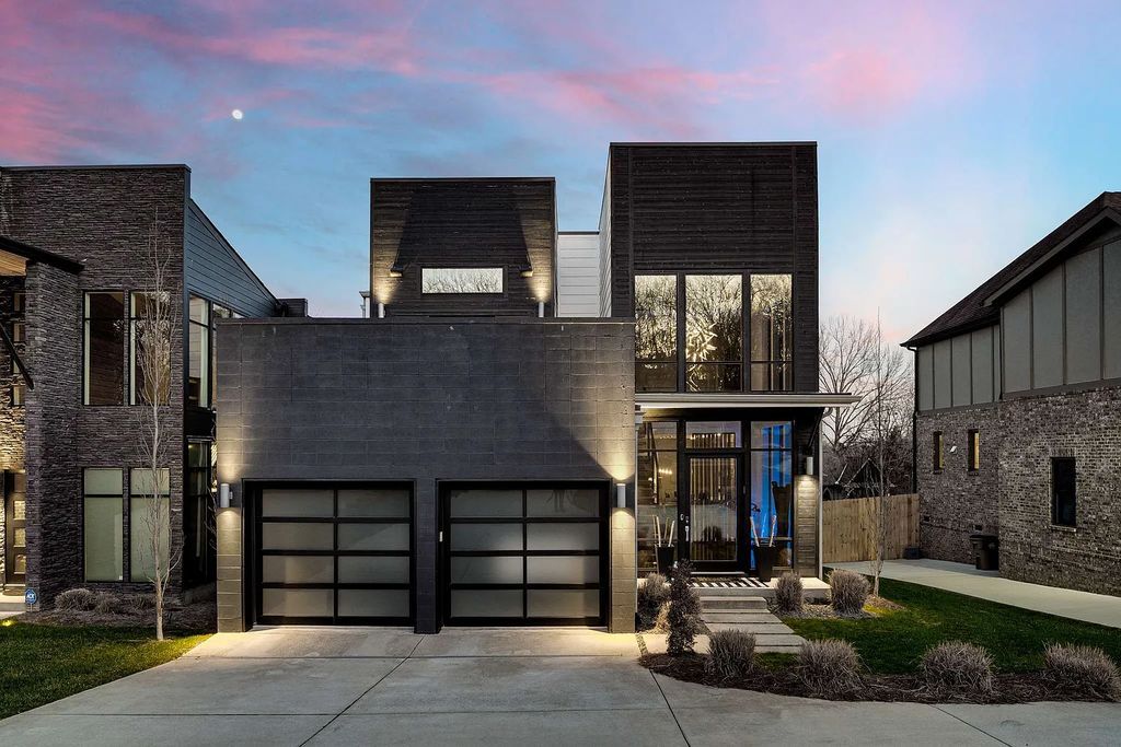 The Estate in Nashville is a luxurious home having all amenities and more, especially a newly built amazing outdoor living space with bar/dining area now available for sale. This home located at 4506B Belmont Park Ter, Nashville, Tennessee; offering 05 bedrooms and 04 bathrooms with 4,074 square feet of living spaces.