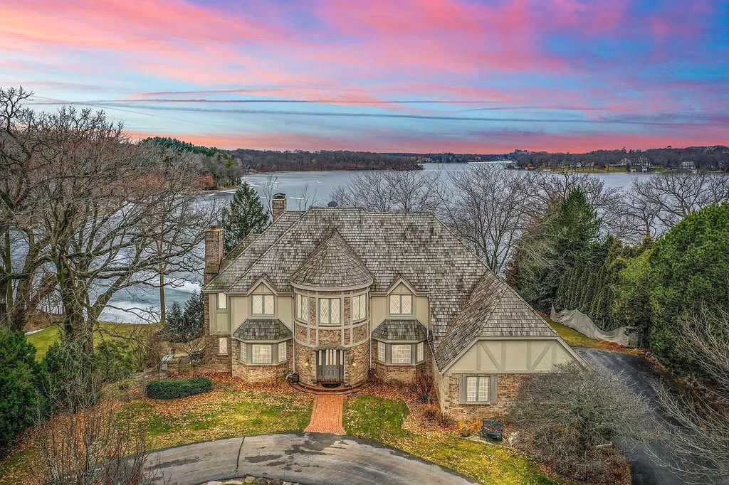 The Estate in Oconomowoc is a luxurious home with luxurious details throughout and unparalleled lakefront views now available for sale. This home located at 34595 Springbank Rd, Oconomowoc, Wisconsin; offering 04 bedrooms and 04 bathrooms with 5,694 square feet of living spaces.