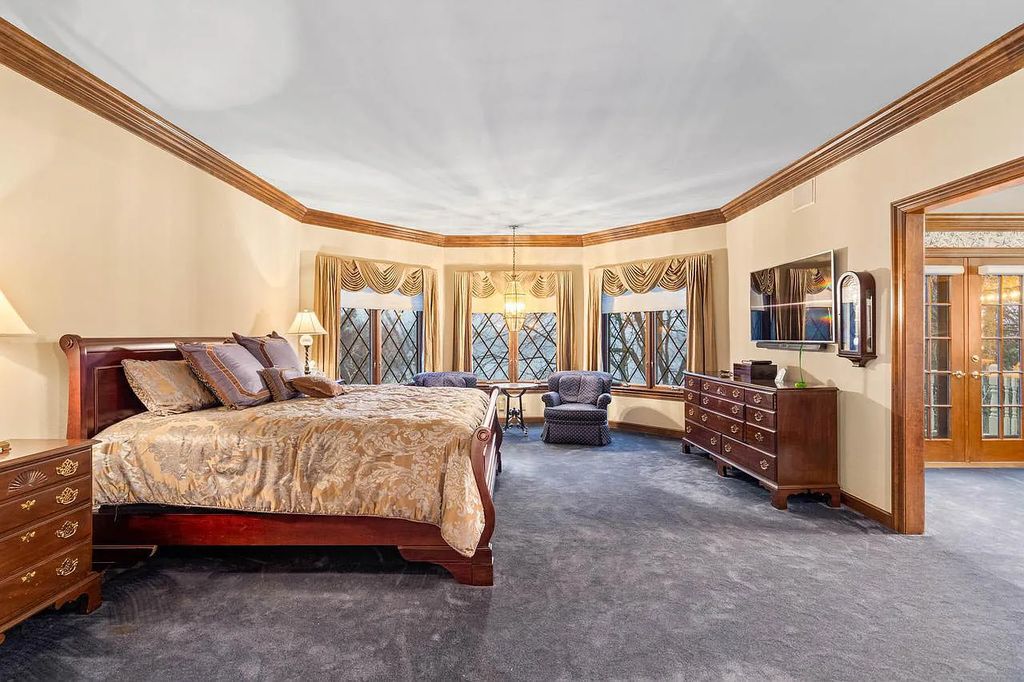 The Estate in Oconomowoc is a luxurious home with luxurious details throughout and unparalleled lakefront views now available for sale. This home located at 34595 Springbank Rd, Oconomowoc, Wisconsin; offering 04 bedrooms and 04 bathrooms with 5,694 square feet of living spaces.