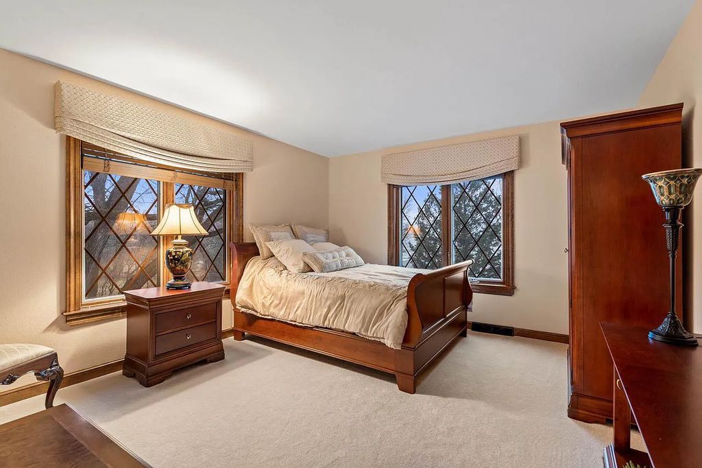 The Estate in Oconomowoc is a luxurious home with luxurious details throughout and unparalleled lakefront views now available for sale. This home located at 34595 Springbank Rd, Oconomowoc, Wisconsin; offering 04 bedrooms and 04 bathrooms with 5,694 square feet of living spaces.
