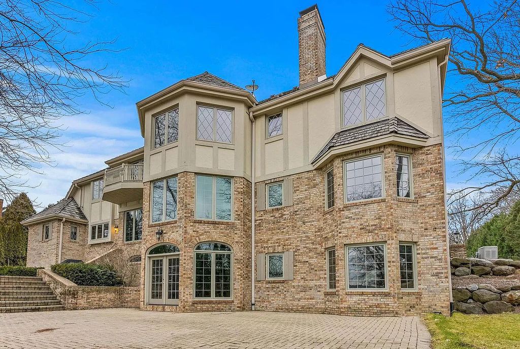The Estate in Oconomowoc is a luxurious home with luxurious details throughout and unparalleled lakefront views now available for sale. This home located at 34595 Springbank Rd, Oconomowoc, Wisconsin; offering 04 bedrooms and 04 bathrooms with 5,694 square feet of living spaces.