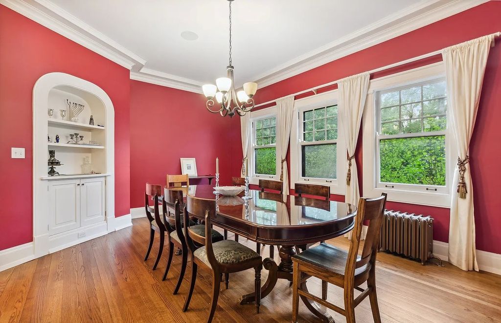 The Home in Highland Park is recently renovated to include a mix of authenticity and modern amenities, now available for sale. This home located at 80 Laurel Ave, Highland Park, Illinois