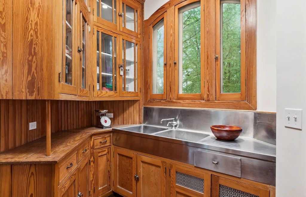 The Home in Highland Park is recently renovated to include a mix of authenticity and modern amenities, now available for sale. This home located at 80 Laurel Ave, Highland Park, Illinois