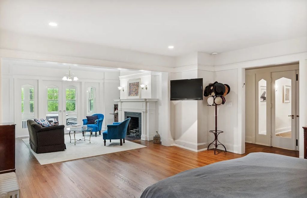 The Home in Highland Park is recently renovated to include a mix of authenticity and modern amenities, now available for sale. This home located at 80 Laurel Ave, Highland Park, Illinois