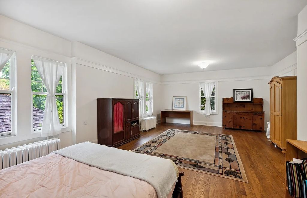 The Home in Highland Park is recently renovated to include a mix of authenticity and modern amenities, now available for sale. This home located at 80 Laurel Ave, Highland Park, Illinois