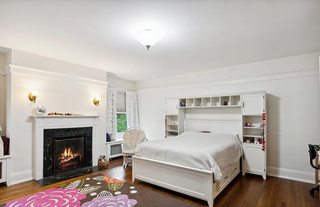The Home in Highland Park is recently renovated to include a mix of authenticity and modern amenities, now available for sale. This home located at 80 Laurel Ave, Highland Park, Illinois