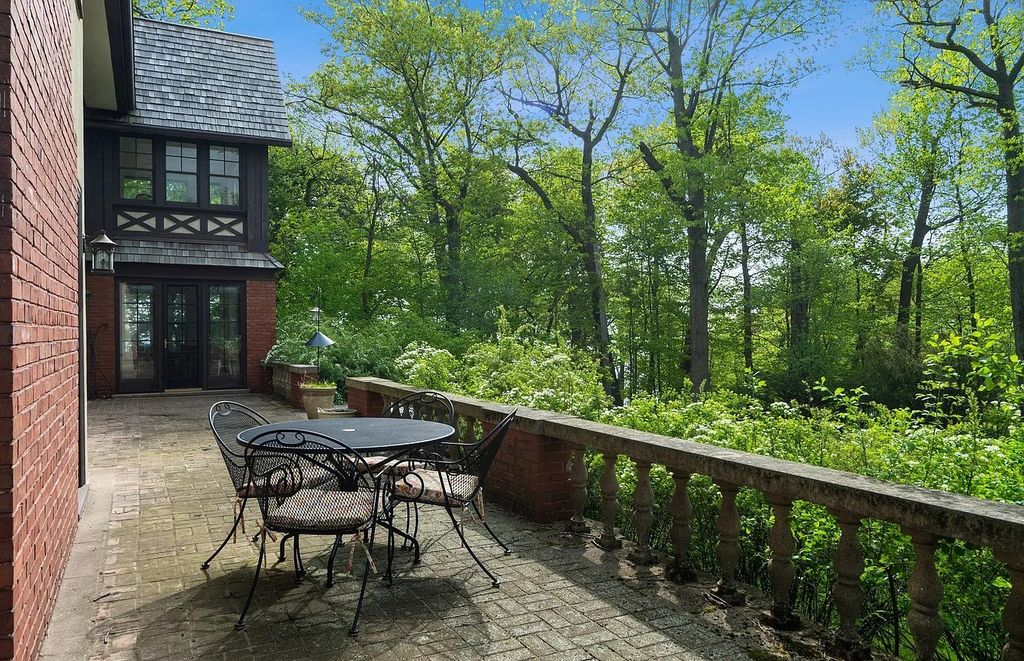 The Home in Highland Park is recently renovated to include a mix of authenticity and modern amenities, now available for sale. This home located at 80 Laurel Ave, Highland Park, Illinois