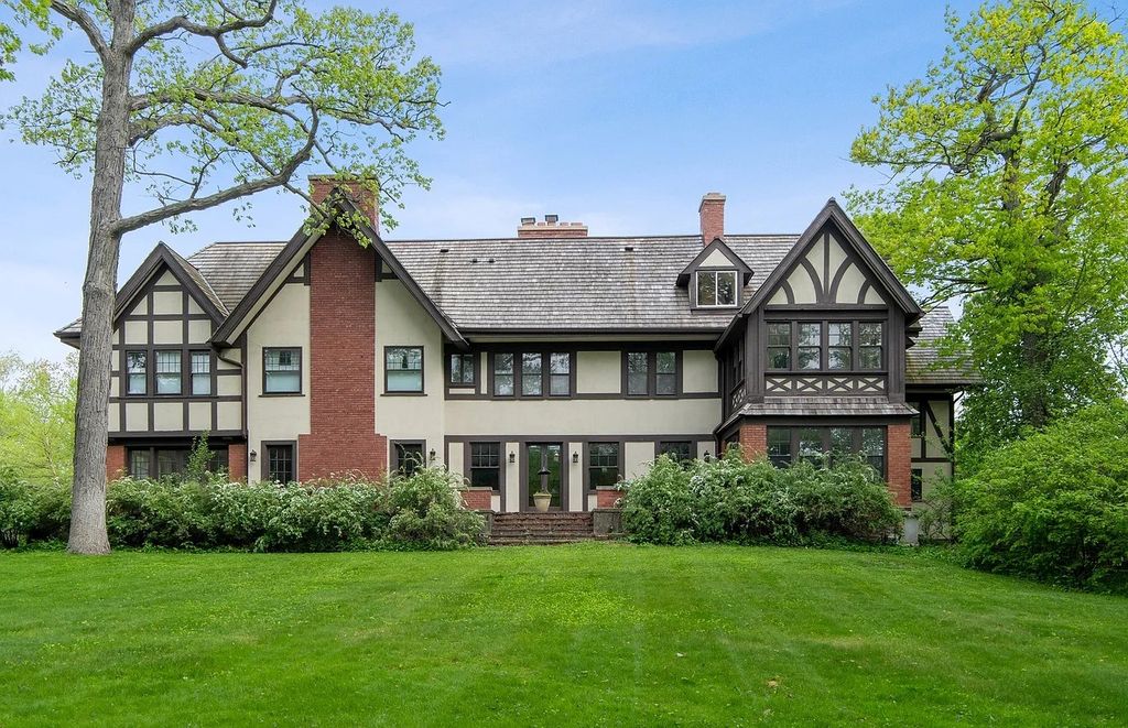 The Home in Highland Park is recently renovated to include a mix of authenticity and modern amenities, now available for sale. This home located at 80 Laurel Ave, Highland Park, Illinois
