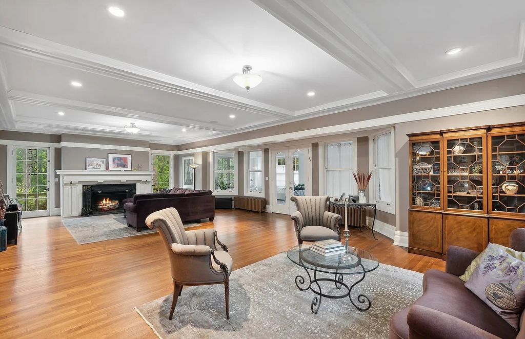 The Home in Highland Park is recently renovated to include a mix of authenticity and modern amenities, now available for sale. This home located at 80 Laurel Ave, Highland Park, Illinois