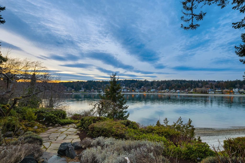 The Home in Bainbridge Island is an exceptional custom estate with 2 homes on a combined acre including 139’ of spectacular water frontage, now available for sale. This home located at 17253 & 17204 Agate Street NE, Bainbridge Island, Washington