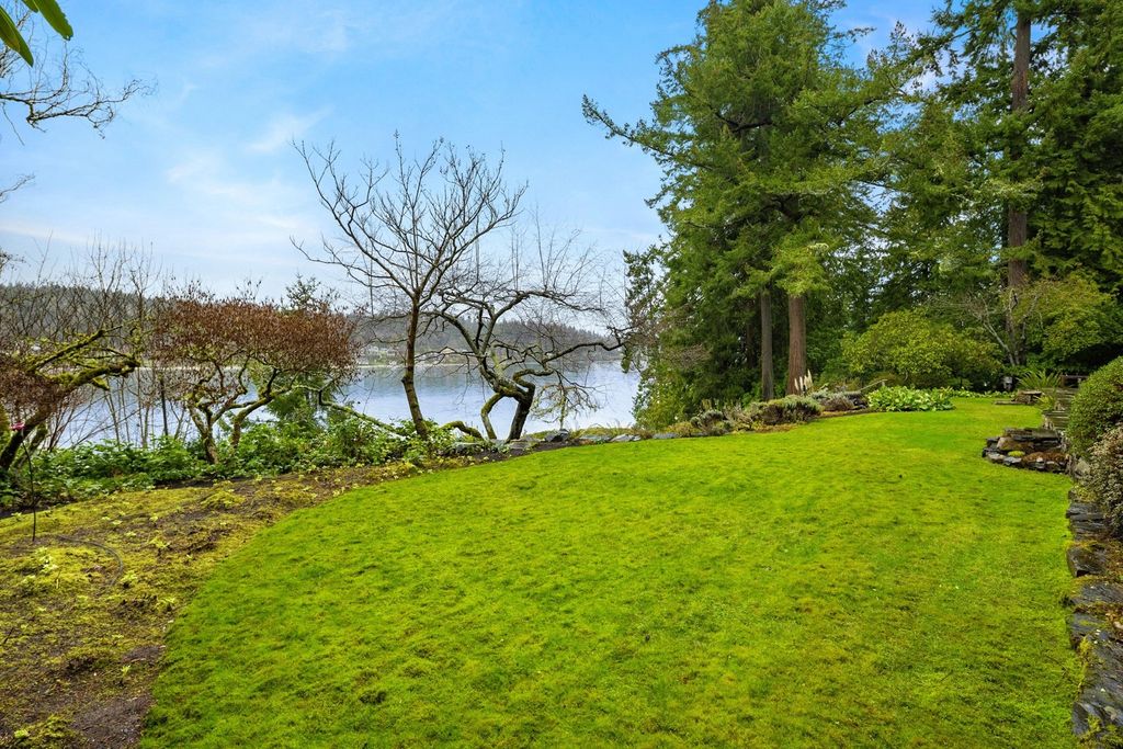 The Home in Bainbridge Island is an exceptional custom estate with 2 homes on a combined acre including 139’ of spectacular water frontage, now available for sale. This home located at 17253 & 17204 Agate Street NE, Bainbridge Island, Washington