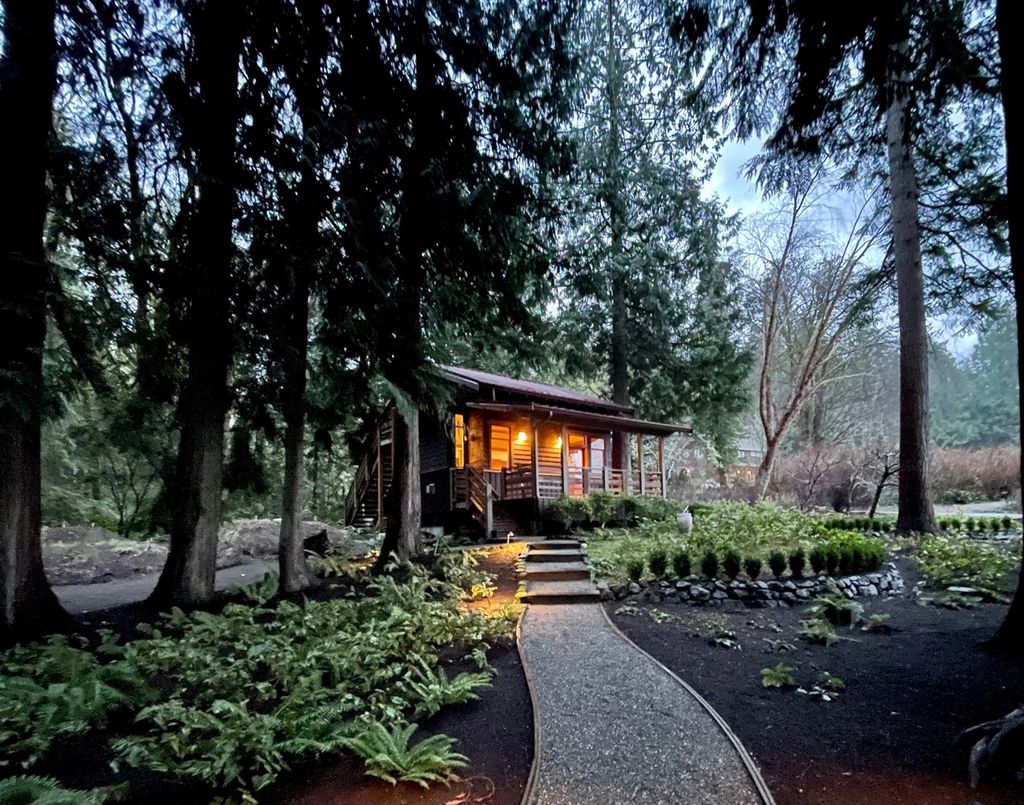The Home in Bainbridge Island is an exceptional custom estate with 2 homes on a combined acre including 139’ of spectacular water frontage, now available for sale. This home located at 17253 & 17204 Agate Street NE, Bainbridge Island, Washington