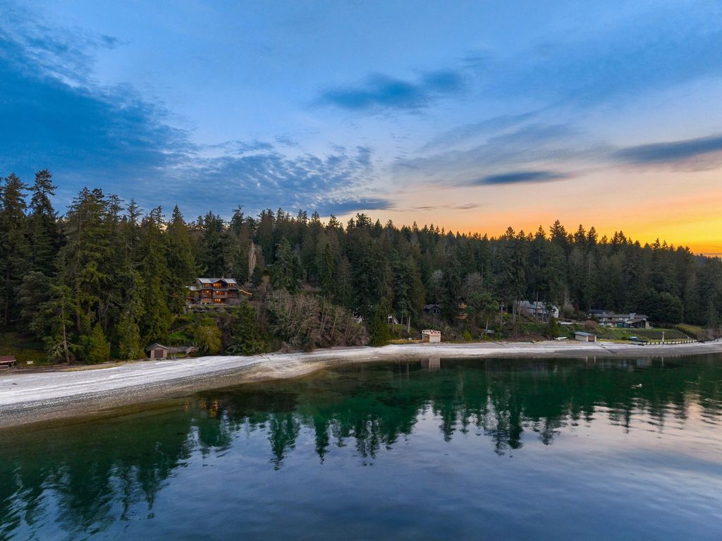 The Home in Bainbridge Island is an exceptional custom estate with 2 homes on a combined acre including 139’ of spectacular water frontage, now available for sale. This home located at 17253 & 17204 Agate Street NE, Bainbridge Island, Washington