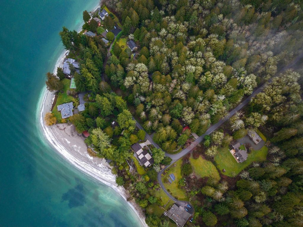 The Home in Bainbridge Island is an exceptional custom estate with 2 homes on a combined acre including 139’ of spectacular water frontage, now available for sale. This home located at 17253 & 17204 Agate Street NE, Bainbridge Island, Washington