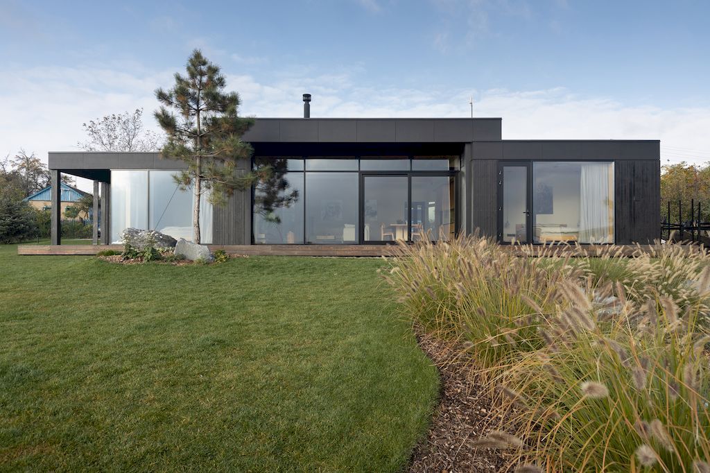 H House, Prominent House to Enjoy Nature by Klochenko Architects