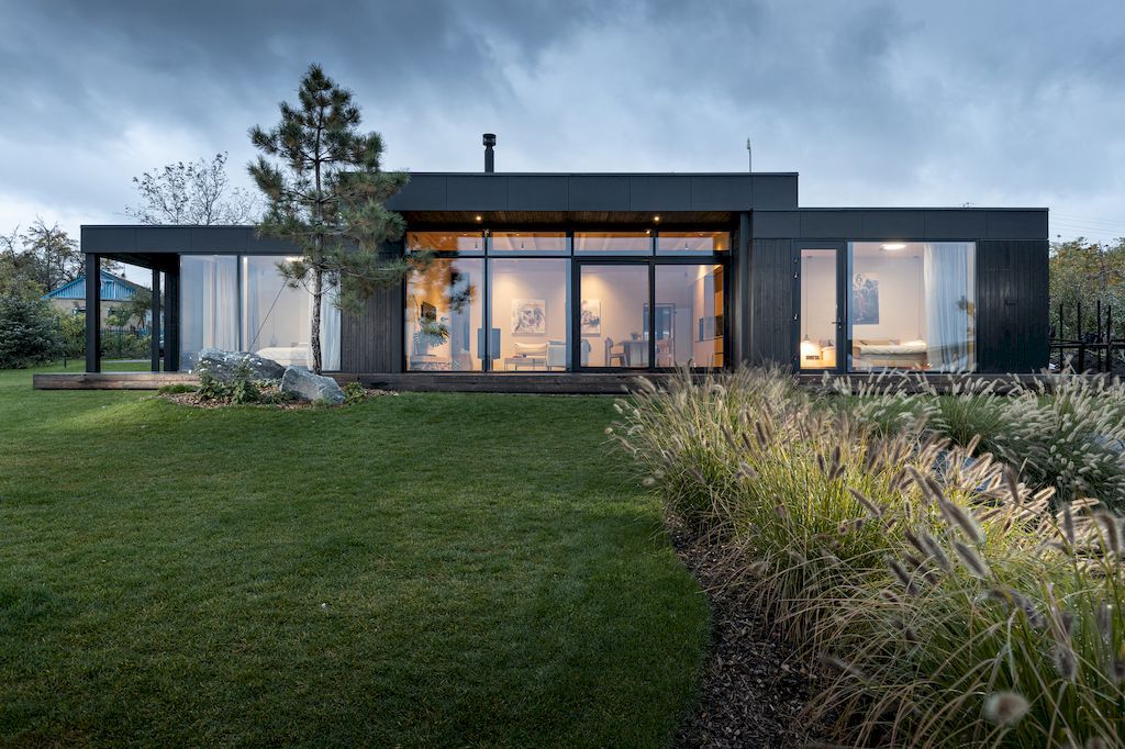 H House, Prominent House to Enjoy Nature by Klochenko Architects