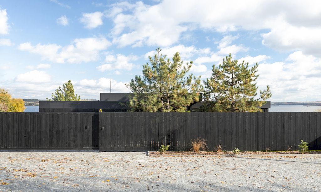 H House, Prominent House to Enjoy Nature by Klochenko Architects