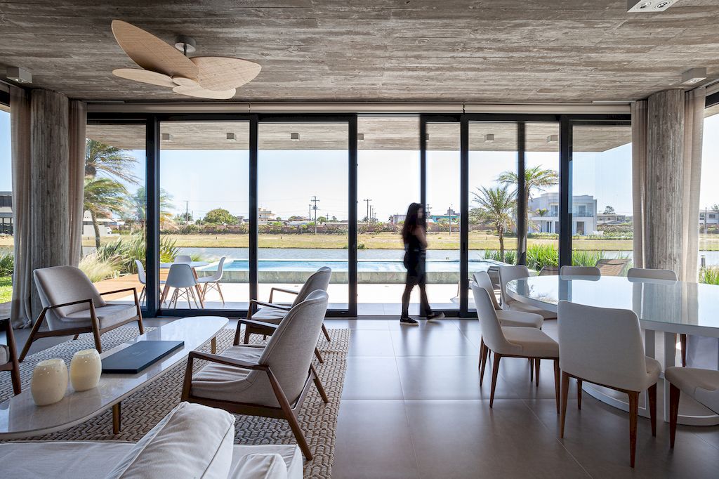 House FC Elegant Beach House in Brazil by Vitorio Ecker Arquitetura 3