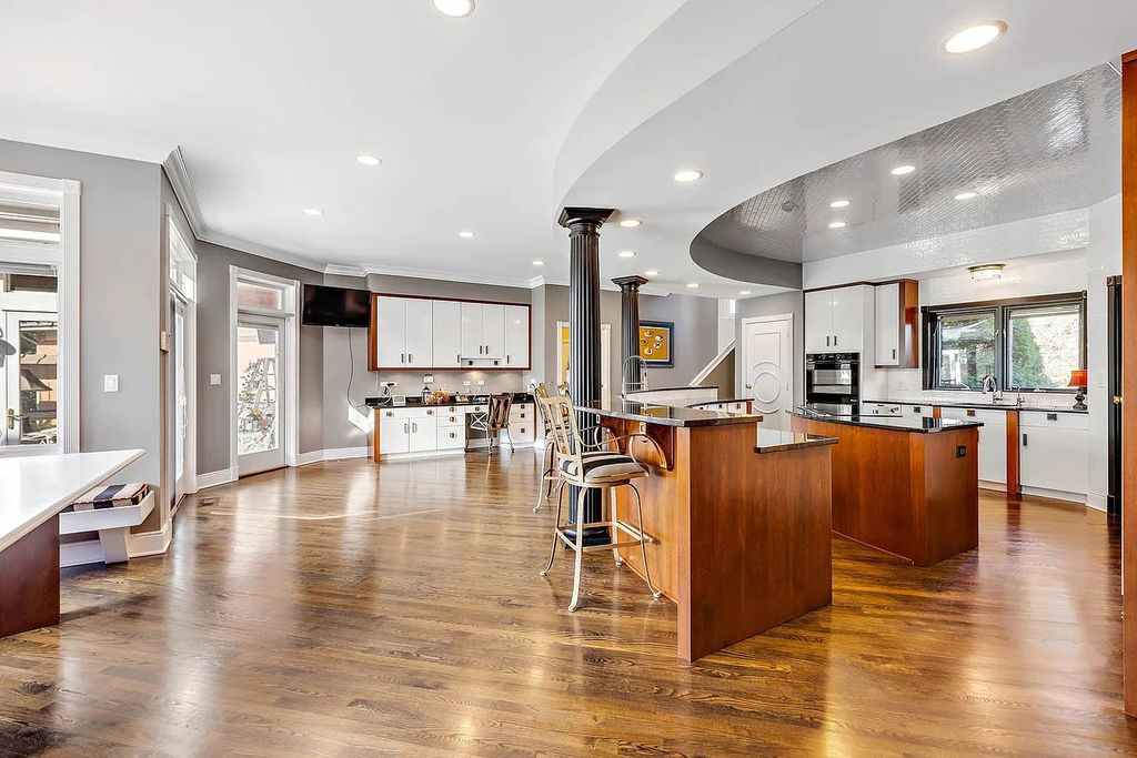 The House in South Barrington easy access to the highway, O'Hare, Arboretum, shopping, entertainment and restaurants, now available for sale. This home located at 2 Tiffany Cir, South Barrington, Illinois