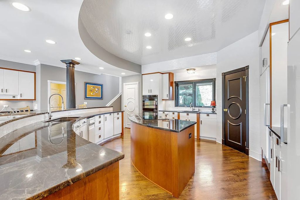 The House in South Barrington easy access to the highway, O'Hare, Arboretum, shopping, entertainment and restaurants, now available for sale. This home located at 2 Tiffany Cir, South Barrington, Illinois