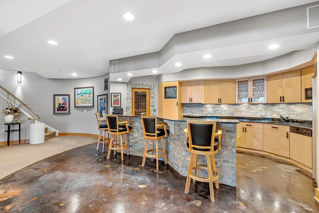The House in South Barrington easy access to the highway, O'Hare, Arboretum, shopping, entertainment and restaurants, now available for sale. This home located at 2 Tiffany Cir, South Barrington, Illinois