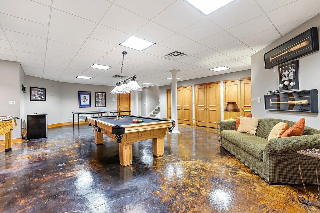 The House in South Barrington easy access to the highway, O'Hare, Arboretum, shopping, entertainment and restaurants, now available for sale. This home located at 2 Tiffany Cir, South Barrington, Illinois