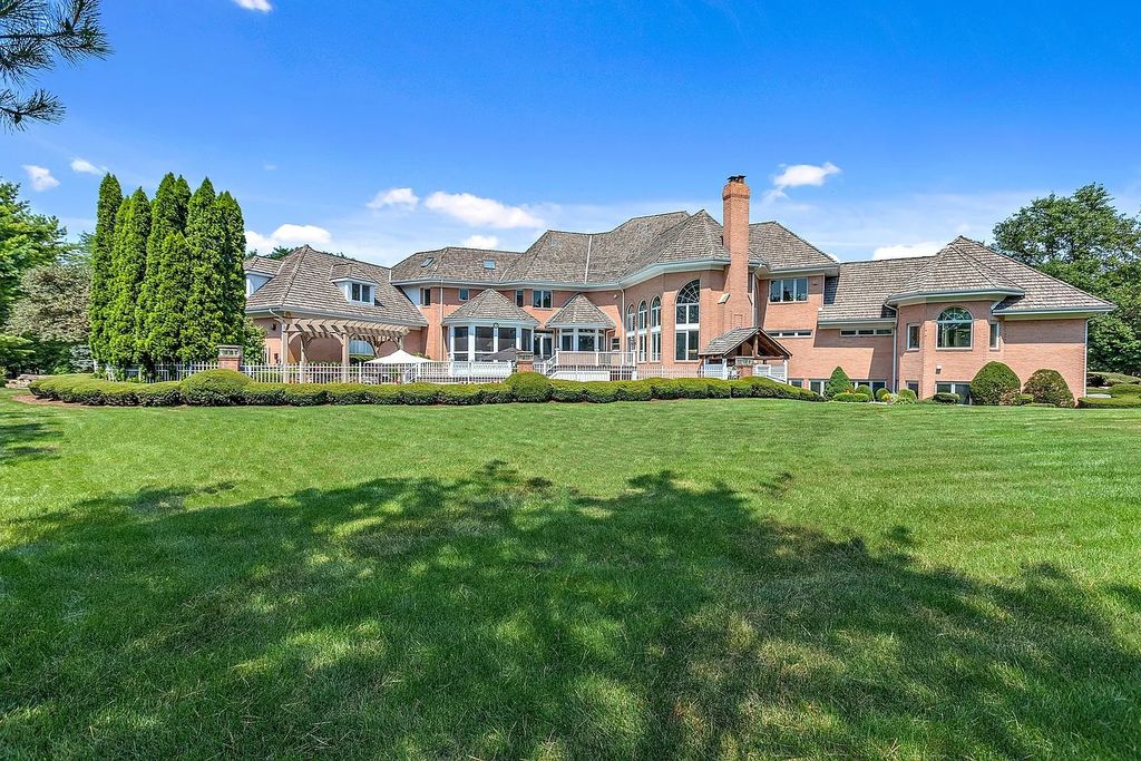 The House in South Barrington easy access to the highway, O'Hare, Arboretum, shopping, entertainment and restaurants, now available for sale. This home located at 2 Tiffany Cir, South Barrington, Illinois