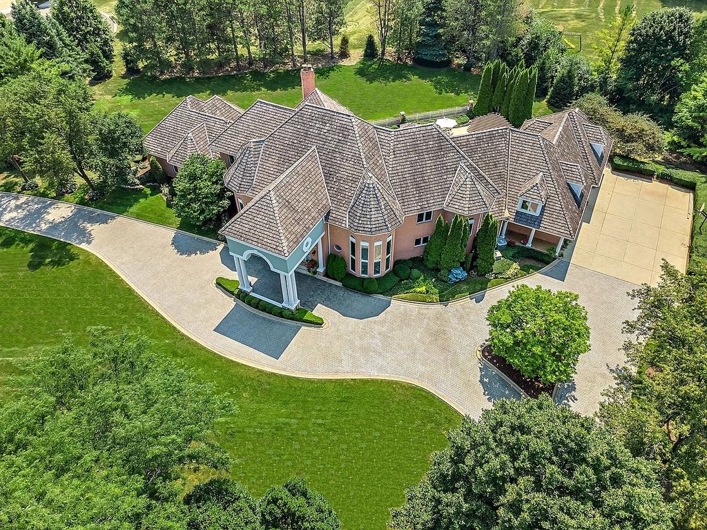 The House in South Barrington easy access to the highway, O'Hare, Arboretum, shopping, entertainment and restaurants, now available for sale. This home located at 2 Tiffany Cir, South Barrington, Illinois