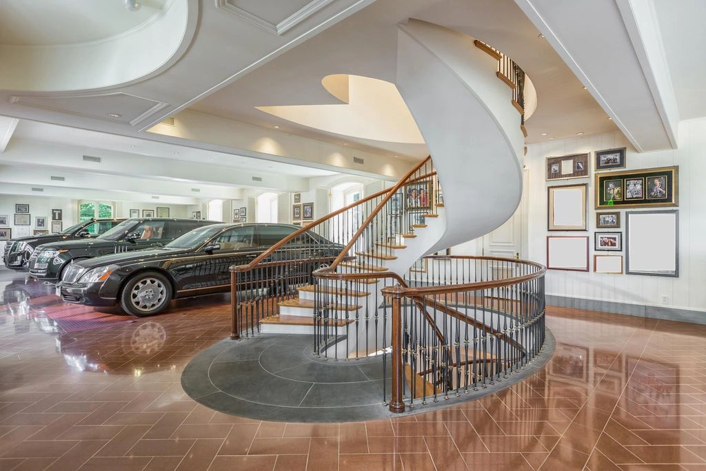 The Mansion in Rockville is a collaboration between renowned architect, John Ike, designer, Geoffrey Bradfield, and Horizon Builders, now available for sale. This home located at 11900 River Rd, Rockville, Maryland