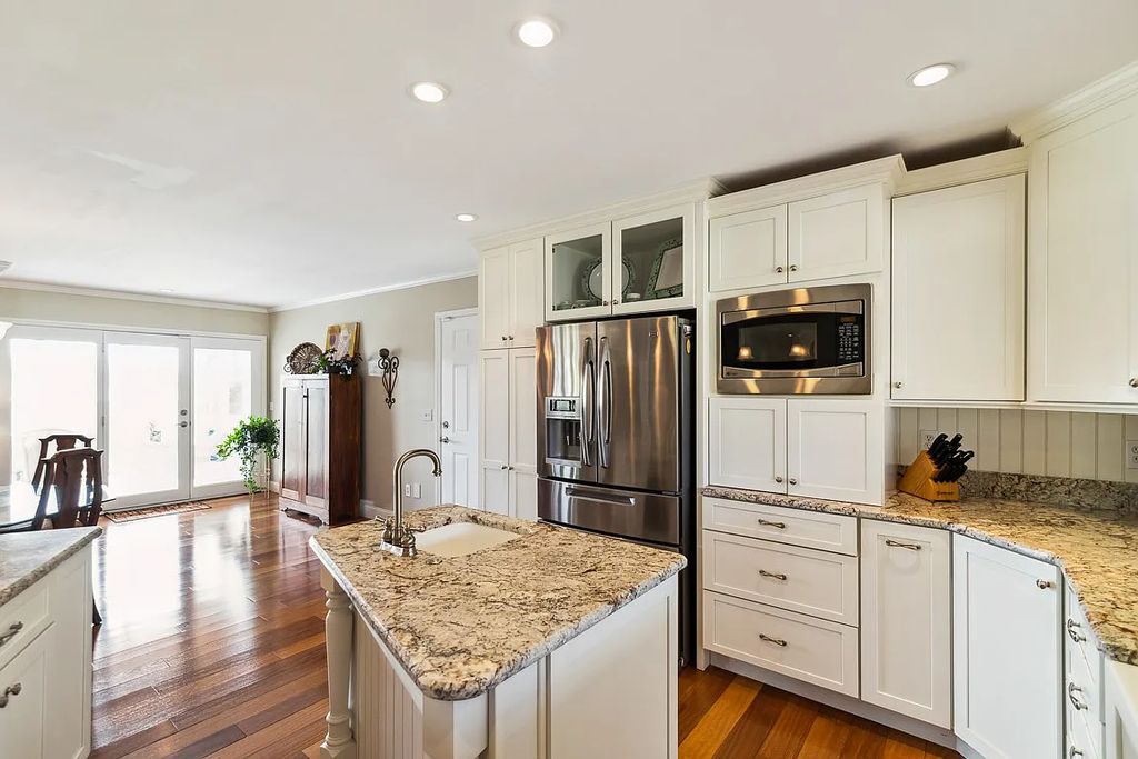 The Estate in Hendersonville is a luxurious home totally renovated now available for sale. This home located at 405 Private Dr, Hendersonville, Tennessee; offering 05 bedrooms and 05 bathrooms with 4,419 square feet of living spaces.