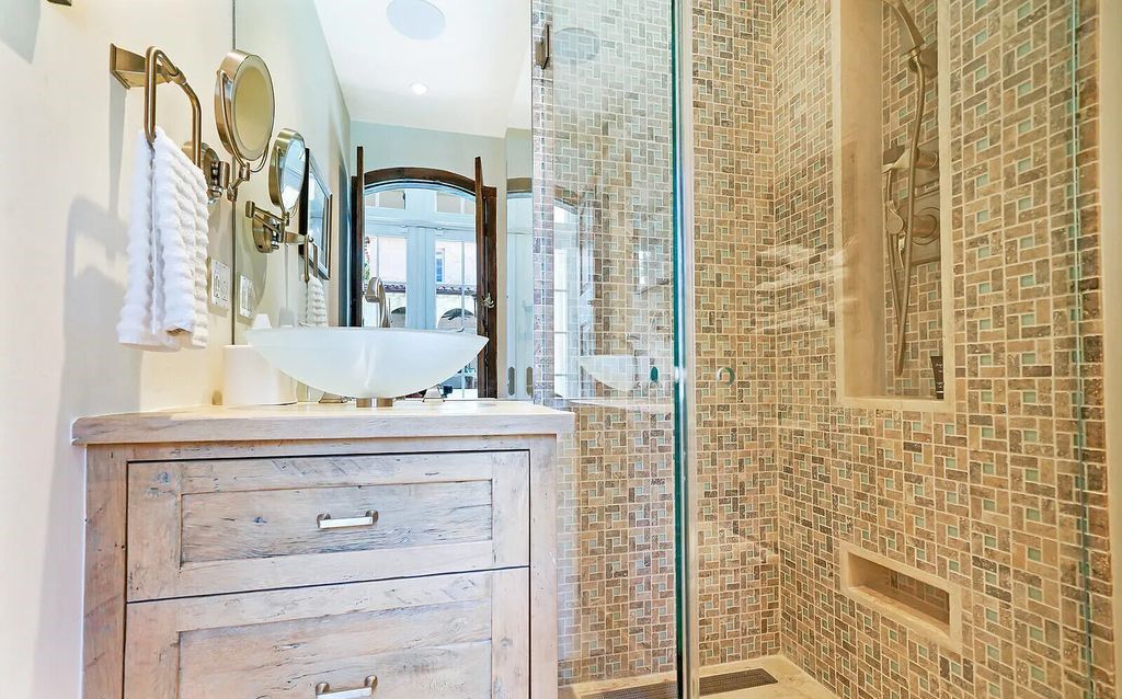 930 S Ocean Boulevard, Palm Beach, Florida, is one of the most magnificent houses in the area, with fully furnished rooms and modern appliances. The entire floor is made of the best hardwood, marble, and tile materials.