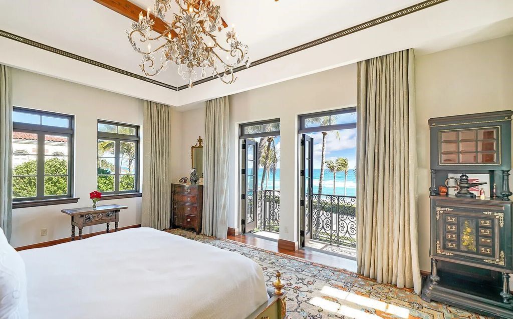 930 S Ocean Boulevard, Palm Beach, Florida, is one of the most magnificent houses in the area, with fully furnished rooms and modern appliances. The entire floor is made of the best hardwood, marble, and tile materials.