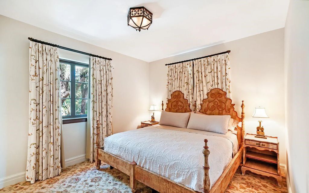 930 S Ocean Boulevard, Palm Beach, Florida, is one of the most magnificent houses in the area, with fully furnished rooms and modern appliances. The entire floor is made of the best hardwood, marble, and tile materials.