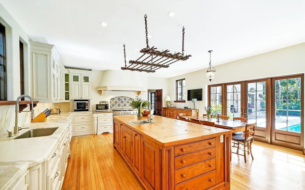 930 S Ocean Boulevard, Palm Beach, Florida, is one of the most magnificent houses in the area, with fully furnished rooms and modern appliances. The entire floor is made of the best hardwood, marble, and tile materials.