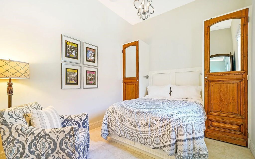 930 S Ocean Boulevard, Palm Beach, Florida, is one of the most magnificent houses in the area, with fully furnished rooms and modern appliances. The entire floor is made of the best hardwood, marble, and tile materials.
