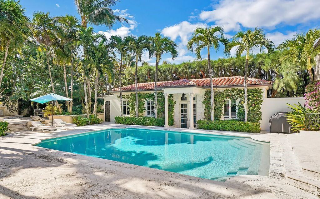 930 S Ocean Boulevard, Palm Beach, Florida, is one of the most magnificent houses in the area, with fully furnished rooms and modern appliances. The entire floor is made of the best hardwood, marble, and tile materials.