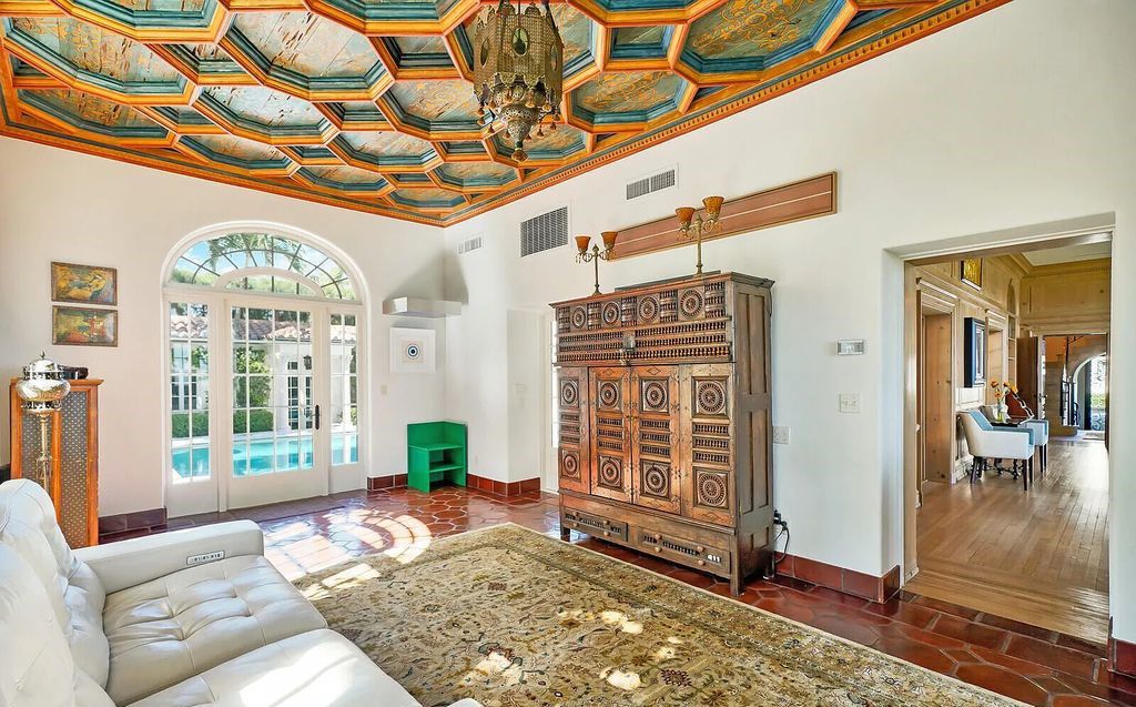 930 S Ocean Boulevard, Palm Beach, Florida, is one of the most magnificent houses in the area, with fully furnished rooms and modern appliances. The entire floor is made of the best hardwood, marble, and tile materials.