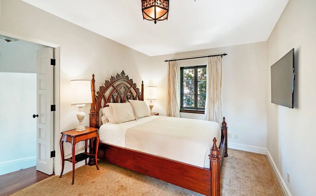 930 S Ocean Boulevard, Palm Beach, Florida, is one of the most magnificent houses in the area, with fully furnished rooms and modern appliances. The entire floor is made of the best hardwood, marble, and tile materials.