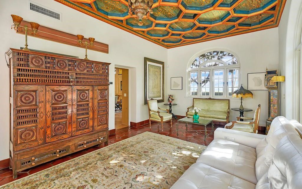 930 S Ocean Boulevard, Palm Beach, Florida, is one of the most magnificent houses in the area, with fully furnished rooms and modern appliances. The entire floor is made of the best hardwood, marble, and tile materials.