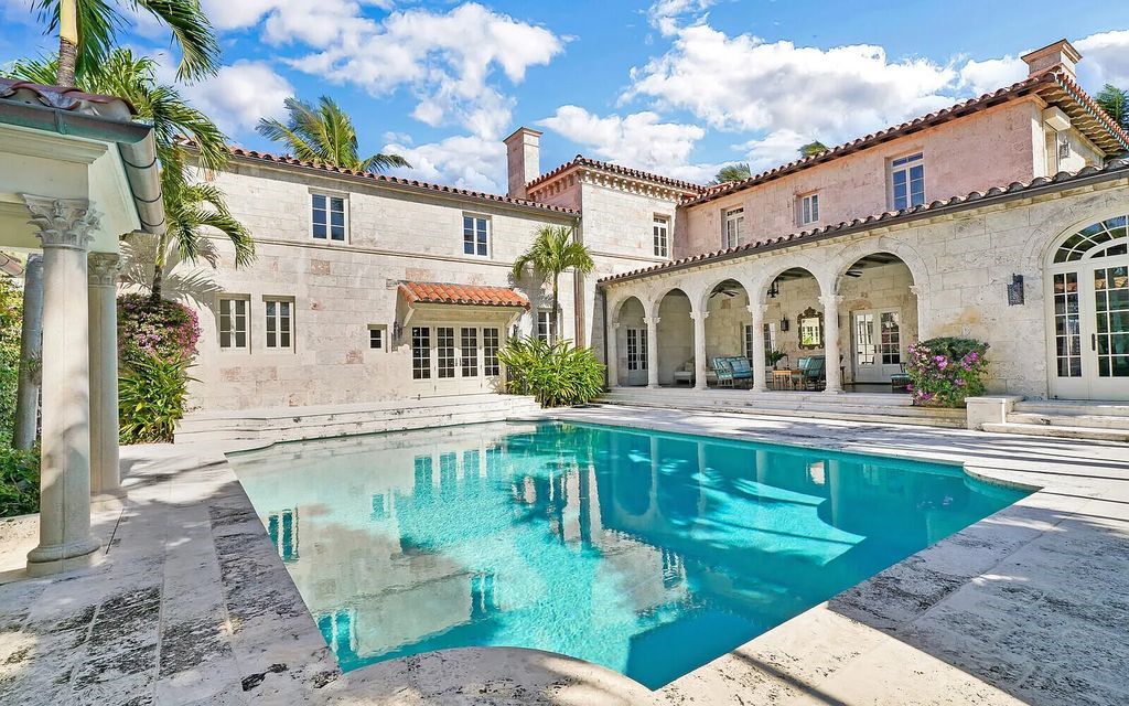930 S Ocean Boulevard, Palm Beach, Florida, is one of the most magnificent houses in the area, with fully furnished rooms and modern appliances. The entire floor is made of the best hardwood, marble, and tile materials.