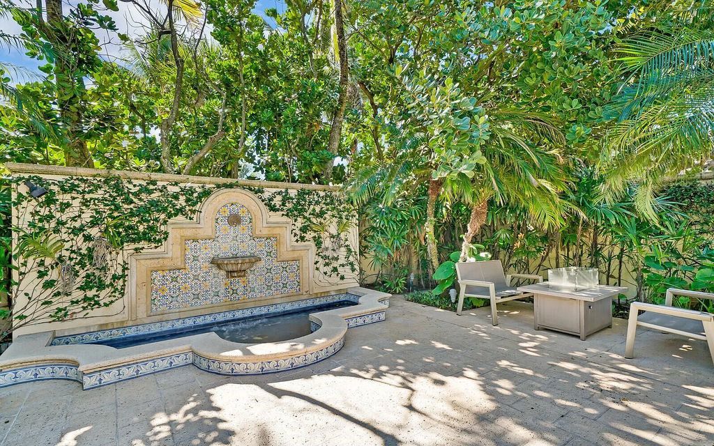 930 S Ocean Boulevard, Palm Beach, Florida, is one of the most magnificent houses in the area, with fully furnished rooms and modern appliances. The entire floor is made of the best hardwood, marble, and tile materials.