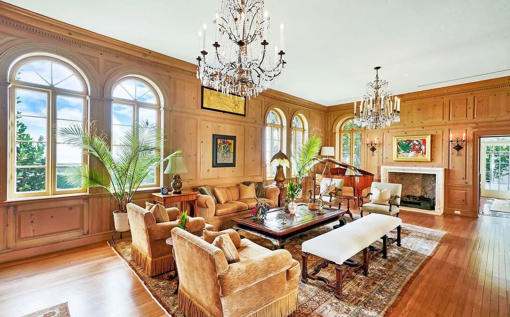 930 S Ocean Boulevard, Palm Beach, Florida, is one of the most magnificent houses in the area, with fully furnished rooms and modern appliances. The entire floor is made of the best hardwood, marble, and tile materials.