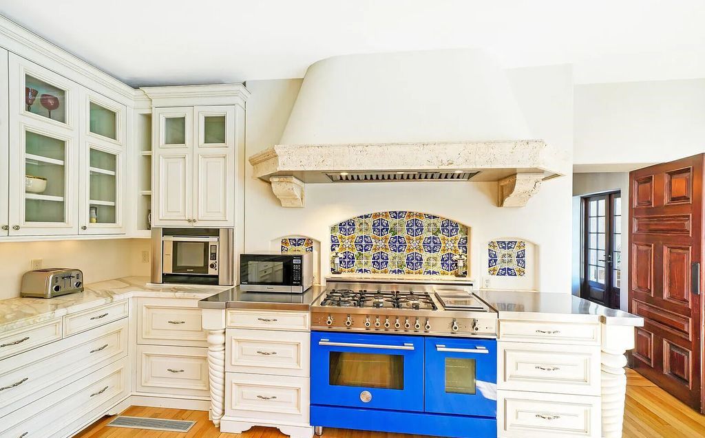930 S Ocean Boulevard, Palm Beach, Florida, is one of the most magnificent houses in the area, with fully furnished rooms and modern appliances. The entire floor is made of the best hardwood, marble, and tile materials.